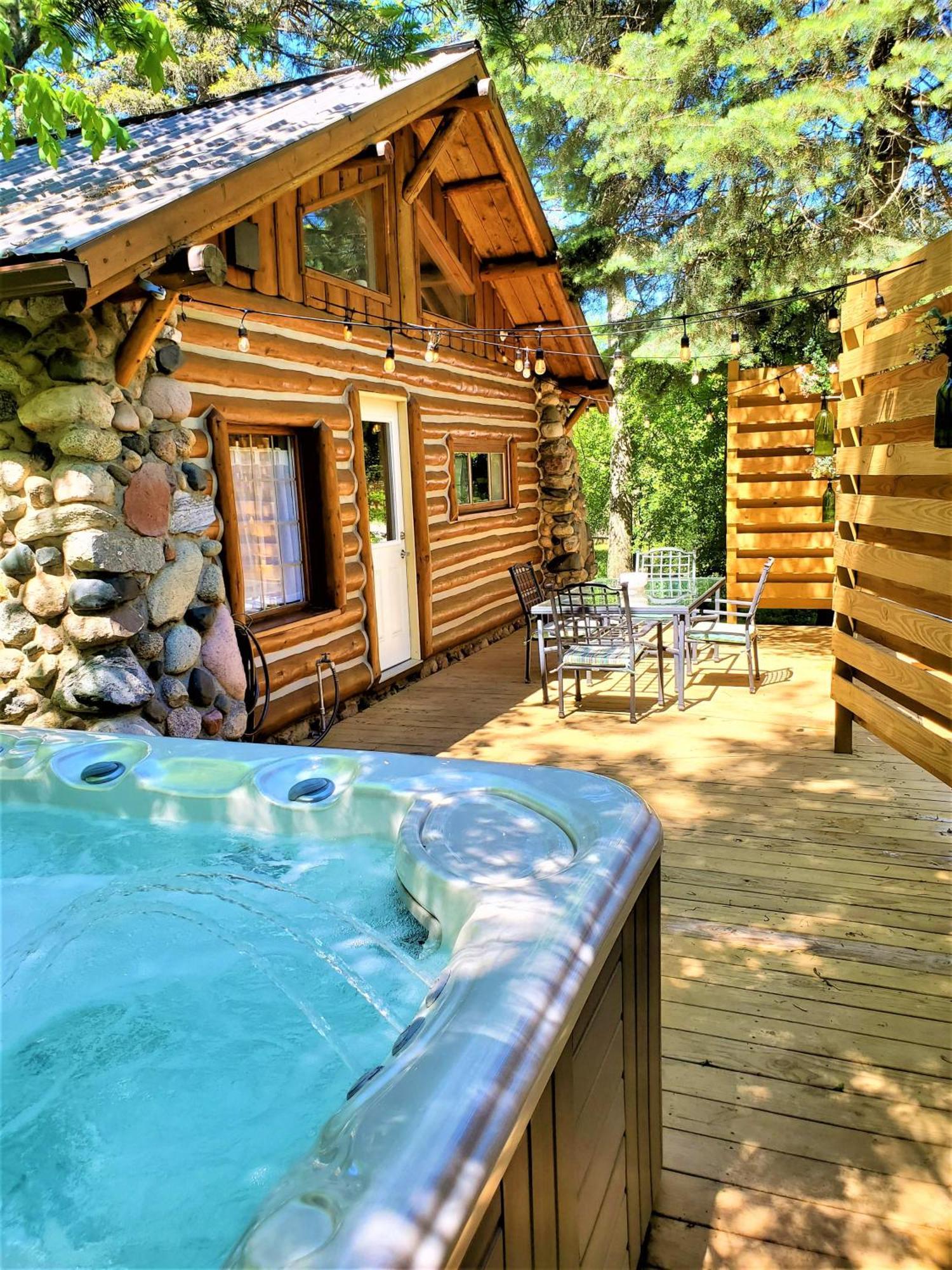 Steps To Beach-Hot Tub-Fireplace-Northern Original Villa Traverse City Exterior photo